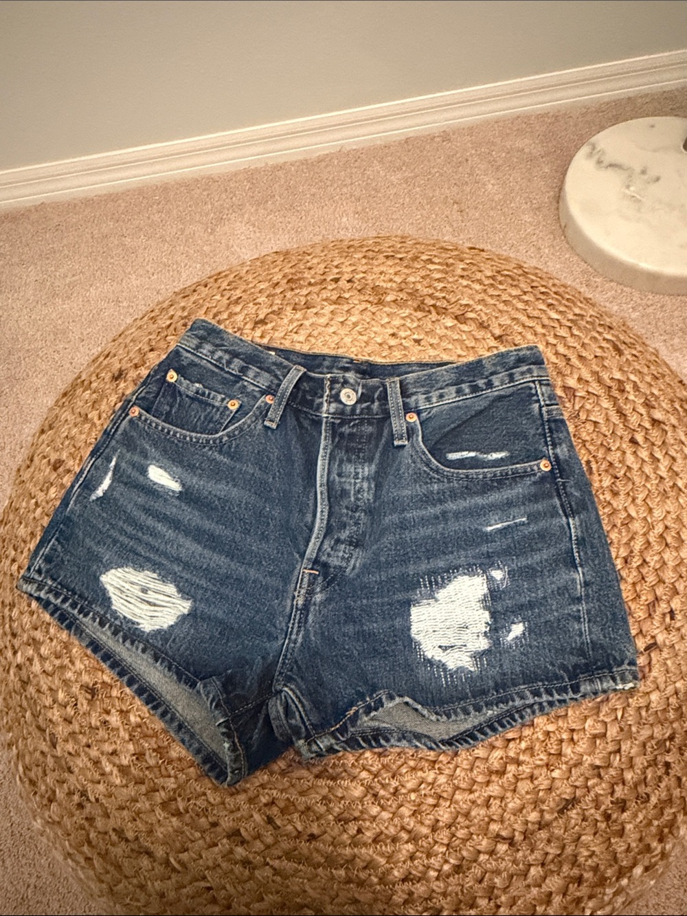 dark blue levi’s denim shorts